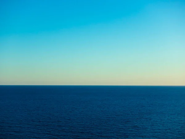 落ち着いてリラックスした海. ロイヤリティフリーのストック画像