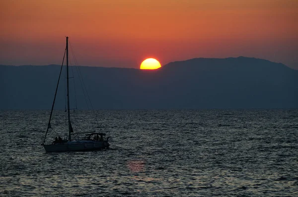 Pôr do sol com um barco — Fotografia de Stock