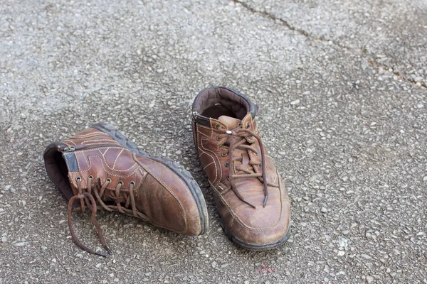 Alte braune Lederschuhe auf dem Fußboden. — Stockfoto