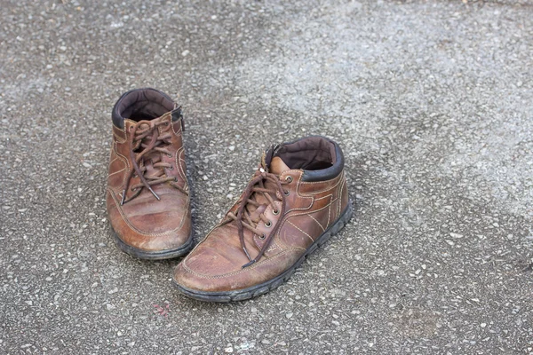 Старые коричневые кожаные туфли на полу . — стоковое фото
