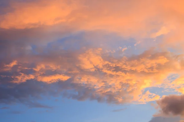 Fantastik kırmızı günbatımı ve karanlık uğursuz bulutlar — Stok fotoğraf
