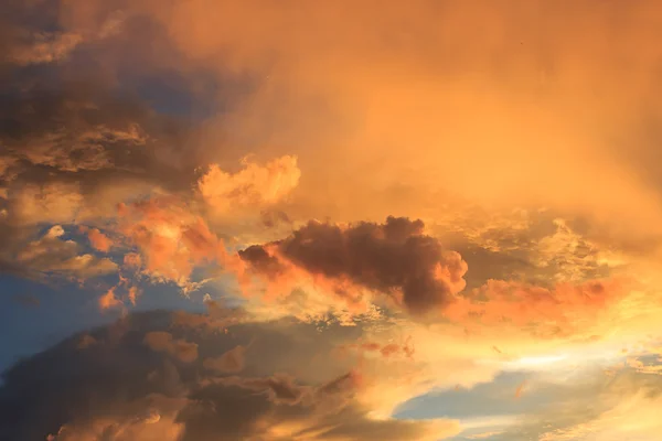 Fantástico pôr-do-sol vermelho e nuvens sinistras escuras — Fotografia de Stock