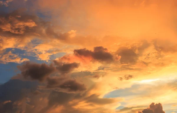Fantastische rode zonsondergang en donkere, onheilspellende wolken — Stockfoto