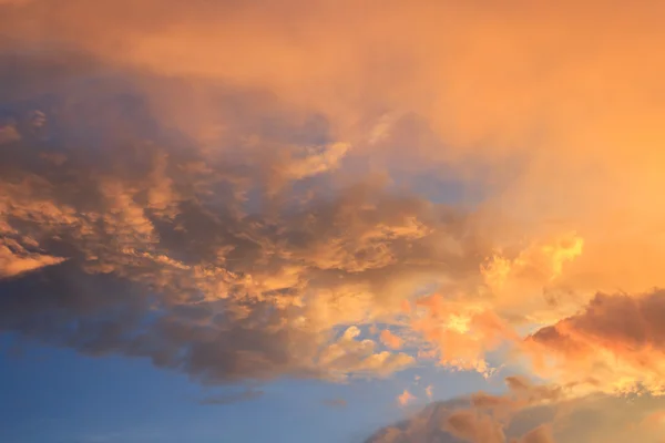 Fantasztikus piros naplemente és a sötét, baljós felhők — Stock Fotó
