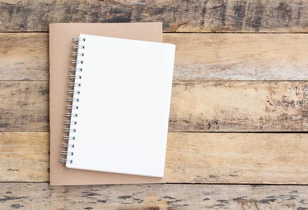 Ανοίξτε το σημειωματάριο κενό σε ένα ξύλινο τραπέζι — Φωτογραφία Αρχείου