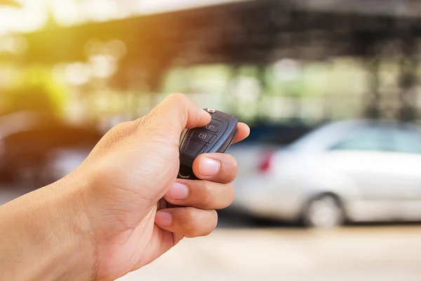 Close up hand holding car key — Stock Photo, Image