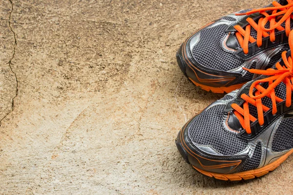 Chaussures de course pour hommes dans une rue — Photo