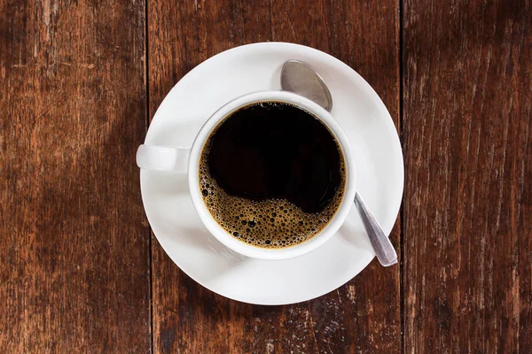 Tazza da caffè su tavolo di legno scuro — Foto Stock