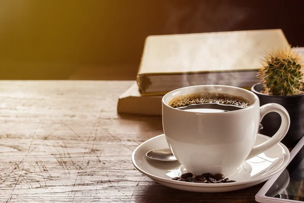 Coffee cup a Poznámka kniha na dřevěný stůl — Stock fotografie