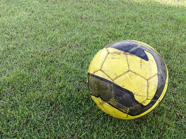 Vecchio calcio o pallone da calcio sull'erba — Foto Stock