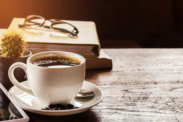 Kahve fincanı, gözlük ve ahşap masa akıllı telefon — Stok fotoğraf