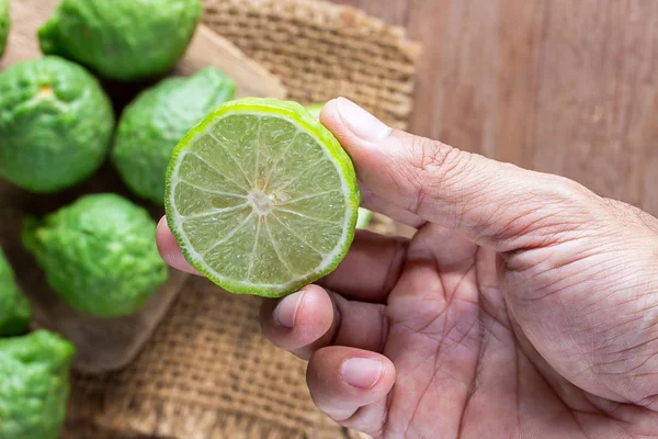 Frische Bergamotte in der Hand. — Stockfoto