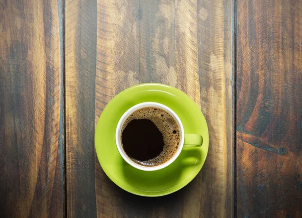 Taza de café sobre mesa de madera vieja — Foto de Stock