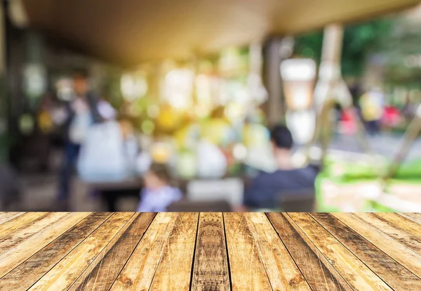 Mesa de madeira de perspectiva de foco selecionado com fundo embaçado — Fotografia de Stock