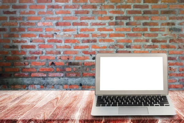 Laptop auf Holzregalen mit Backsteinwand Hintergrund. — Stockfoto