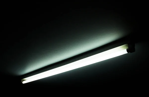 Detalhe de um tubo de luz fluorescente em uma parede — Fotografia de Stock