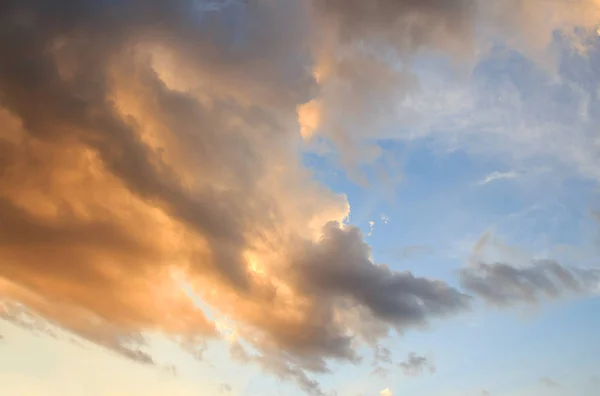 Pôr do sol com céu azul bonito — Fotografia de Stock