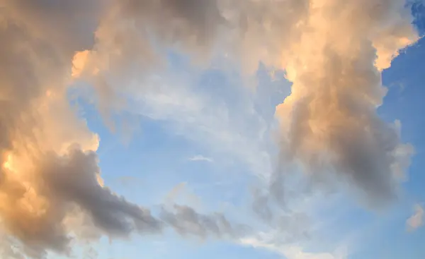 Pôr do sol com céu azul bonito — Fotografia de Stock