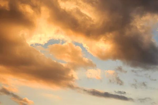 Pôr do sol com céu azul bonito — Fotografia de Stock