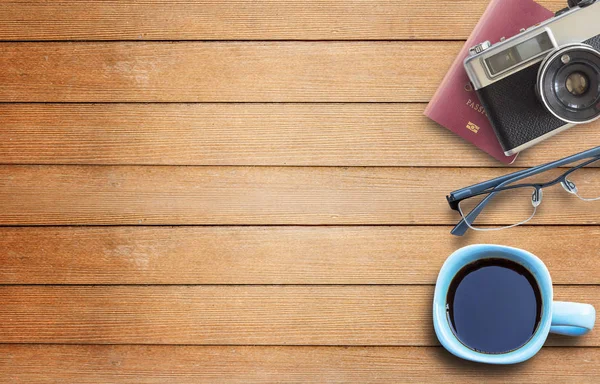 Coffee cup,camera and glasses on wooden table — Stock Photo, Image