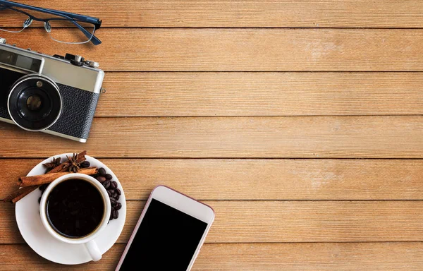 Kaffekopp och glas på träbord — Stockfoto