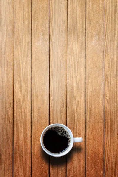 Tazza di caffè sul tavolo in legno vista dall'alto — Foto Stock