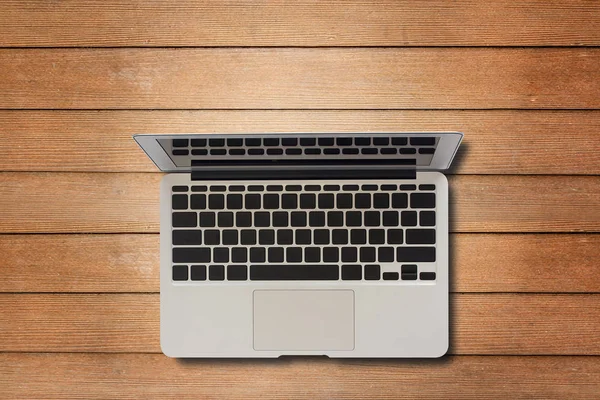 Laptop auf Holztisch — Stockfoto