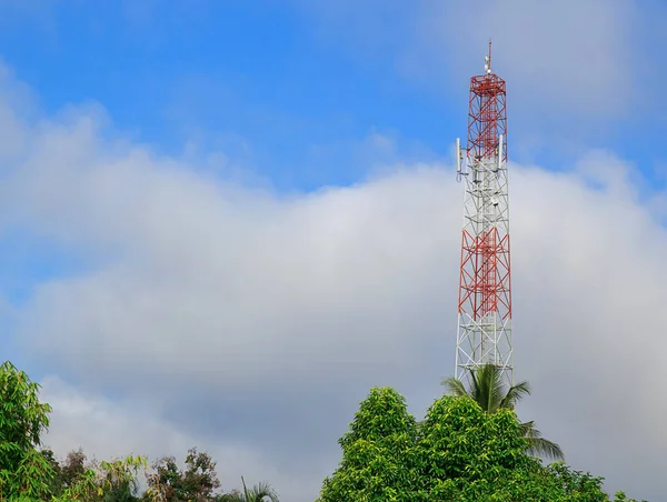 Antenne und Mobilfunkmast am blauen Himmel — Stockfoto