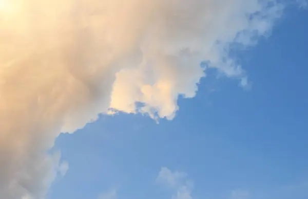 Céu azul com fundo de nuvem branca — Fotografia de Stock