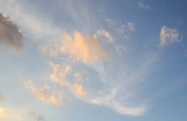 Herhangi bir tasarım için bulut beyaz arka plan ile mavi gökyüzü — Stok fotoğraf