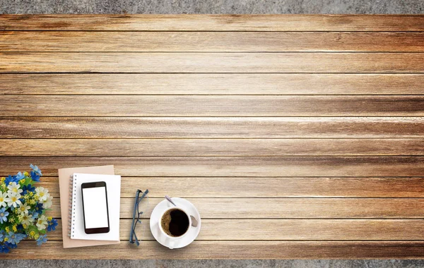Lege laptop, smartphone en koffiekopje op houten — Stockfoto
