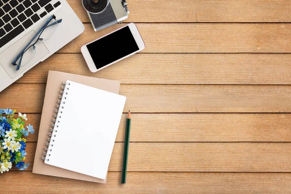 Table de bureau avec équipement de bureau — Photo