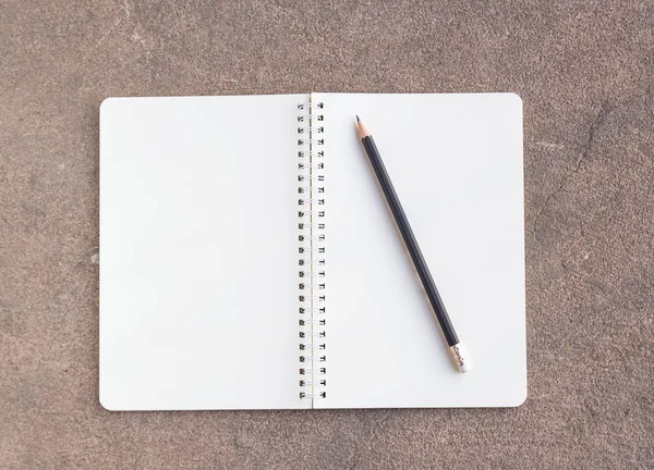 Blank papper anteckningsbok och penna på cement golv — Stockfoto