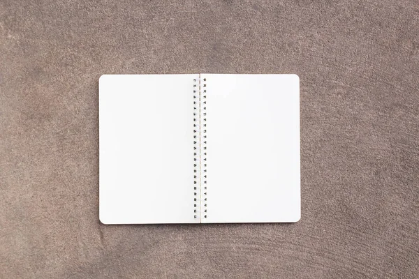 セメントの床に空白のノートブック. — ストック写真
