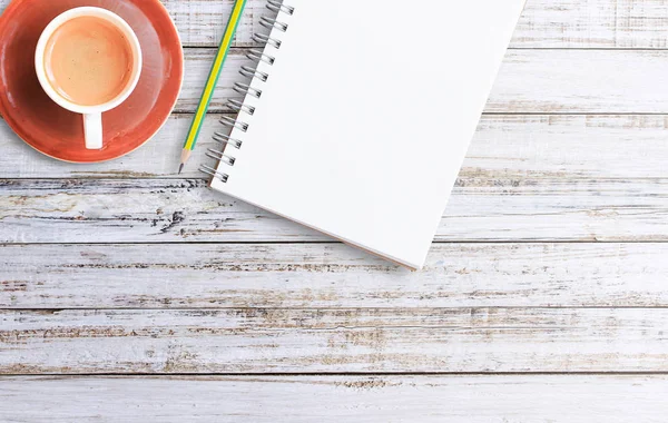 Cuaderno de papel en blanco y lápiz en el suelo de cemento —  Fotos de Stock