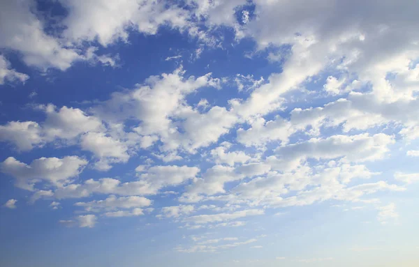 Céu azul e nuvem branca — Fotografia de Stock