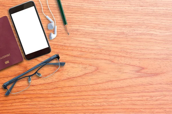 Escritorio de oficina con teléfono inteligente, gafas, vista de remolque de pasaporte — Foto de Stock