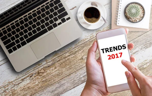 Trender 2017 affärsman arbete hård hand touch — Stockfoto