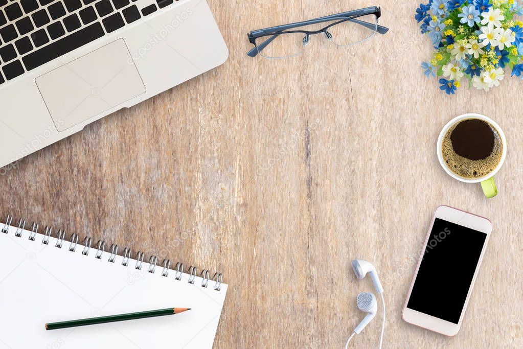 Escritorio de oficina con material de oficina en fondo marrón de madera