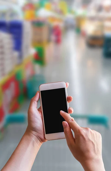 Ruka držící chytrý telefon s úložištěm, rozmazané — Stock fotografie