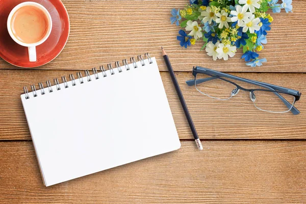 Ovanifrån med anteckningsboken, Glasögon, penna och kopp kaffe — Stockfoto