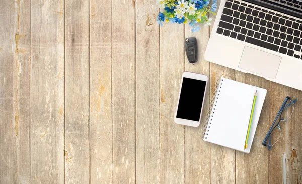 Mesa de escritorio de oficina con smartphone de pantalla en blanco — Foto de Stock