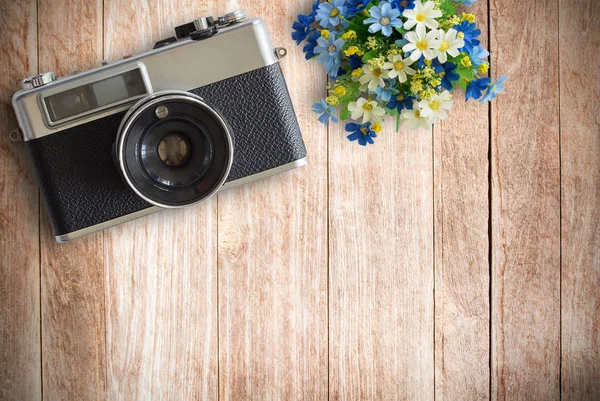 Bovenaanzicht beeld van vintage oude camera op houten tafel achtergrond — Stockfoto