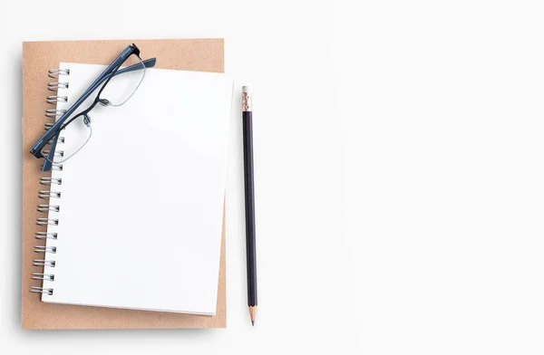 Tom anteckningsbok med penna och glasögon på vit bakgrund — Stockfoto
