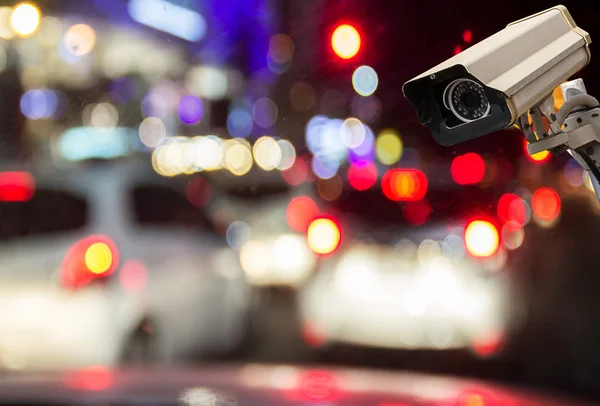 Bilden av Cctv säkerhet kameran på suddig natt gatan bakgrund — Stockfoto