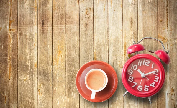 Reloj despertador rojo y café en madera marrón —  Fotos de Stock