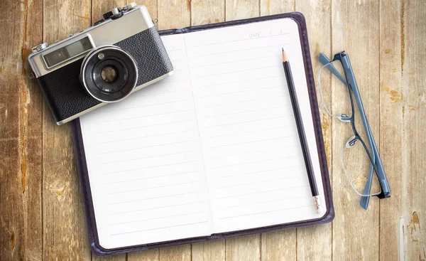 Vieil appareil photo vintage et papier photo avec des lunettes rouges sur ta en bois — Photo