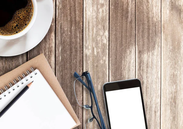 Чашка кофе и ноутбук на деревянном столе — стоковое фото