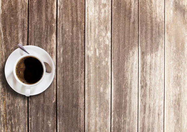 Tazza di caffè su sfondo tavolo di legno — Foto Stock