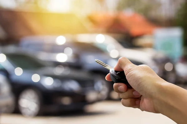 Mão feminina segurando uma chave do carro — Fotografia de Stock